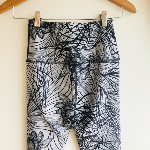 Beyond yoga size small gray black lotus leggings highrise floral | S - Picture 4 of 9